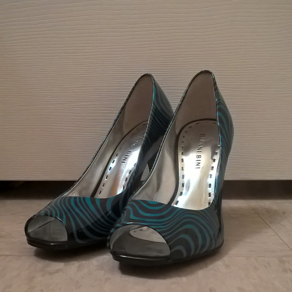 Gianni Bini Blue/Black Tiger Peeptoe Heels 6.5M